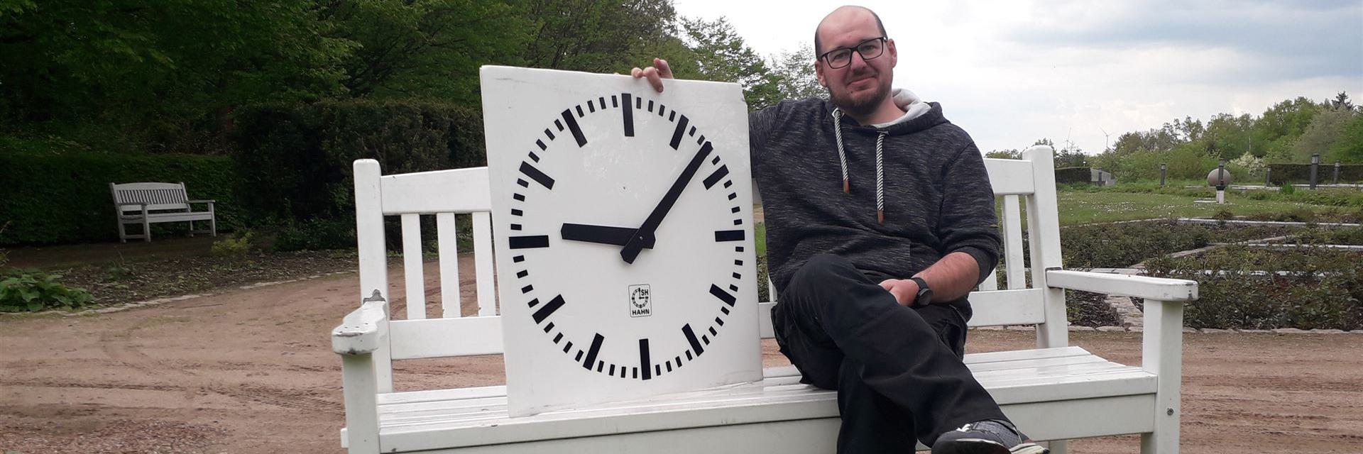 Axel Höfer mit Nebenuhr